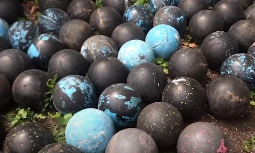 Βρήκε πάνω από 150 μπάλες του μπόουλινγκ στον κήπο του